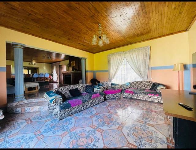 4 BEDROOM HOUSE FOR SALE IN MACKENZIE PARK